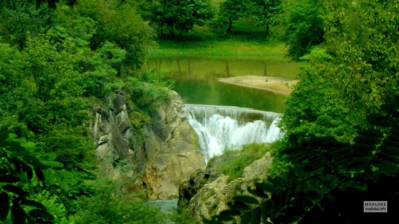 Панорамный вид на Водопад Самцвера