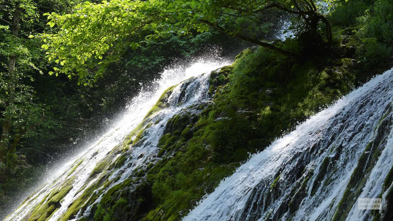 Водопад Тоба в лучах солнца