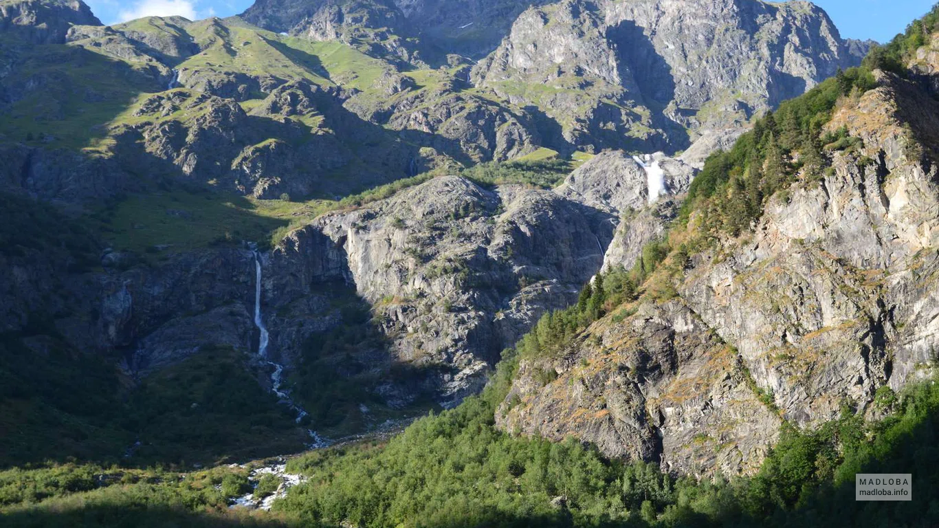 Водопад Ушба (Шдугра) на склоне горы