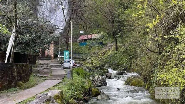 Водопад в Зеда-Махунцети из далека