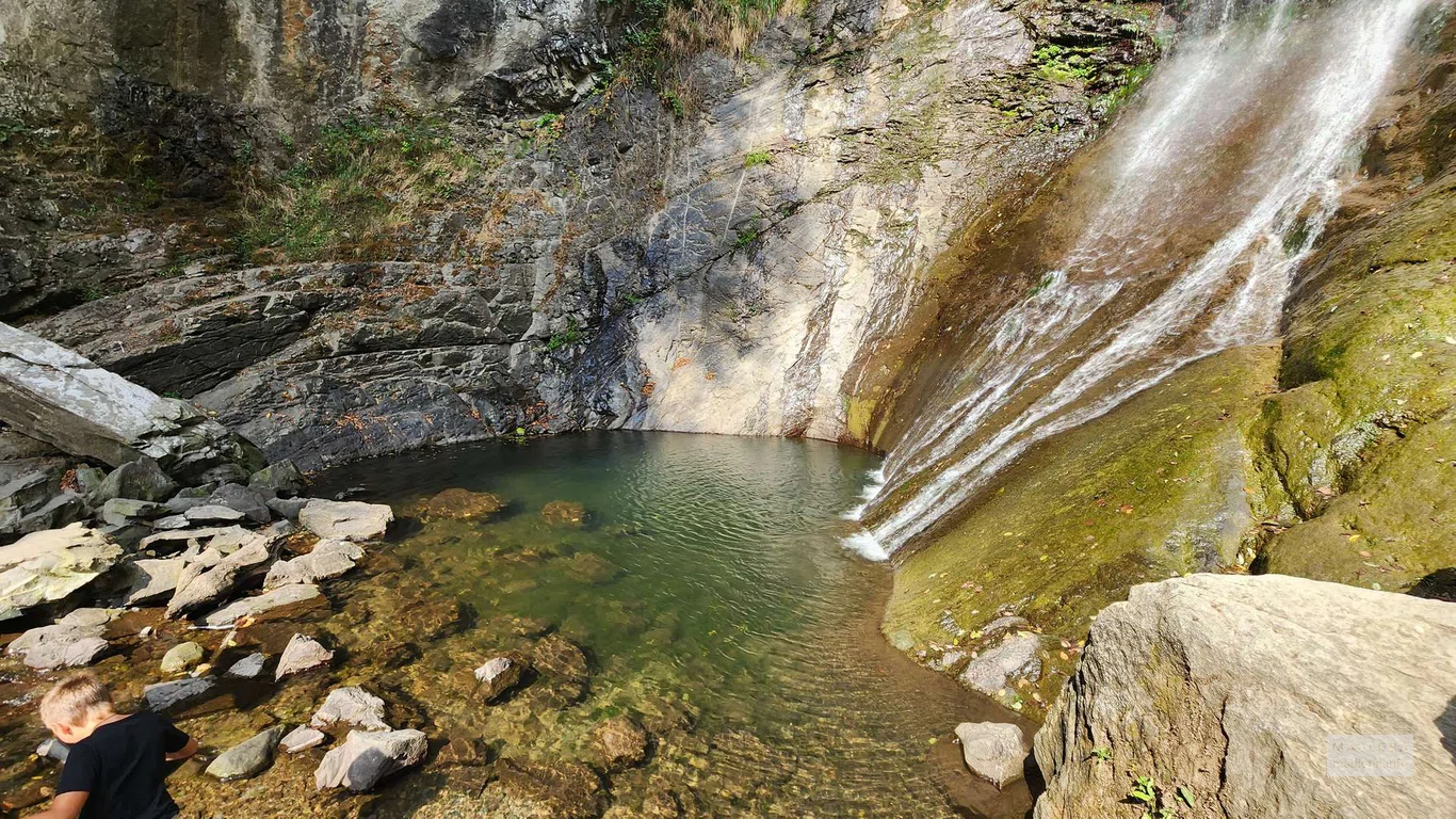 Внизу водопада Махунцети