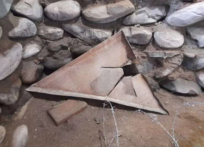 Военный музей Эргнети - лист металла со следами от взрыва кассетного боеприпаса.jpg