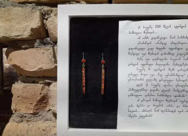 Военный музей Эргнети - серьги из экспозиции музея.jpg