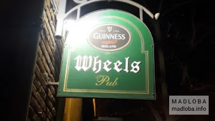 Рекламная вывеска WHEELS Irish Pub