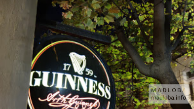 Вывеска WHEELS Irish Pub в Грузии