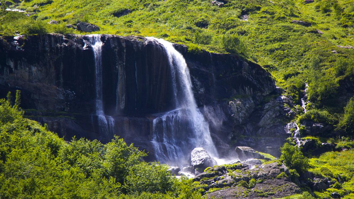 Ниспадающие струи воды водопада