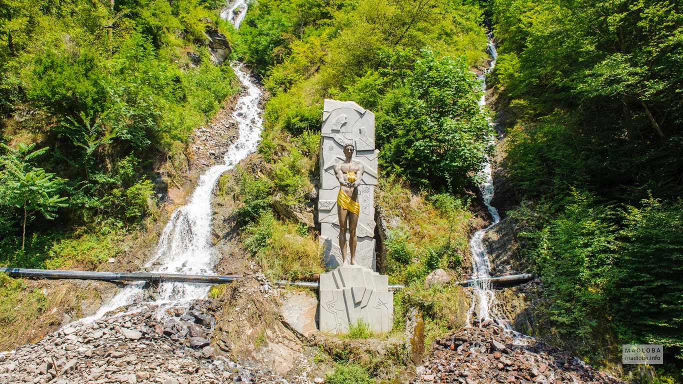 Скульптура в горах Грузии