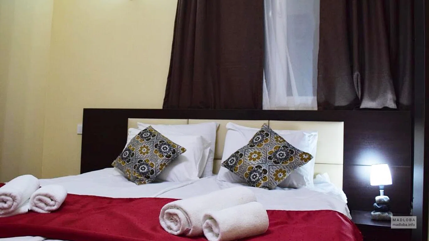 Двуспальная кровать в отеле Белый Нептун