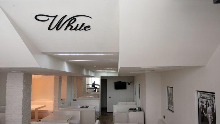 White Lounge