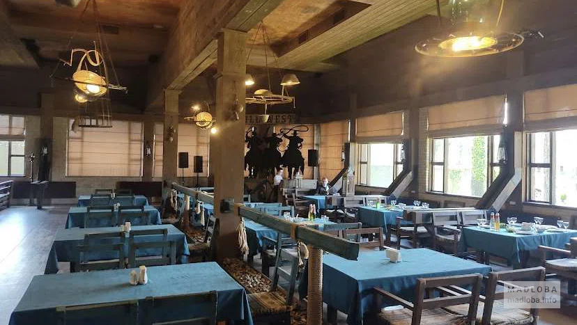 Столики в зале ресторана Wild West