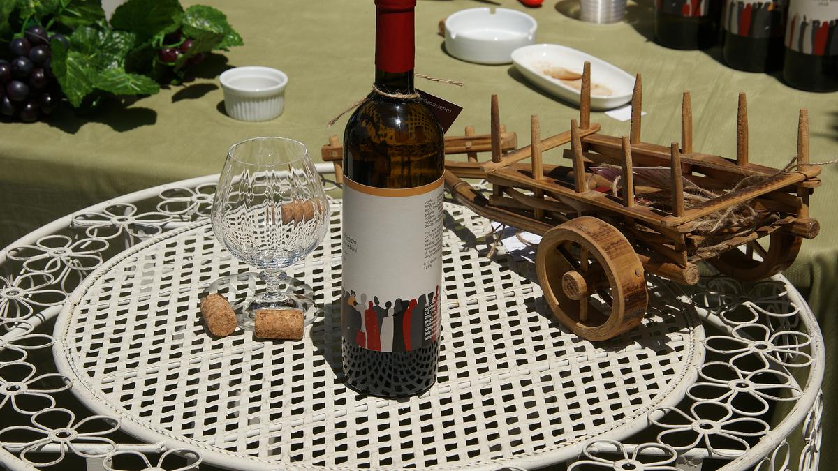 Бутылка вина на фестивале грузинского вина