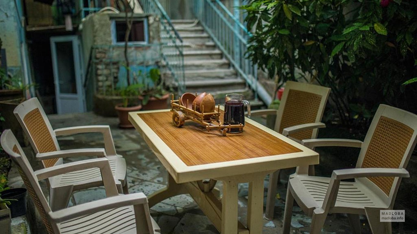 Стол в гостинице Wine House2 в Тбилиси