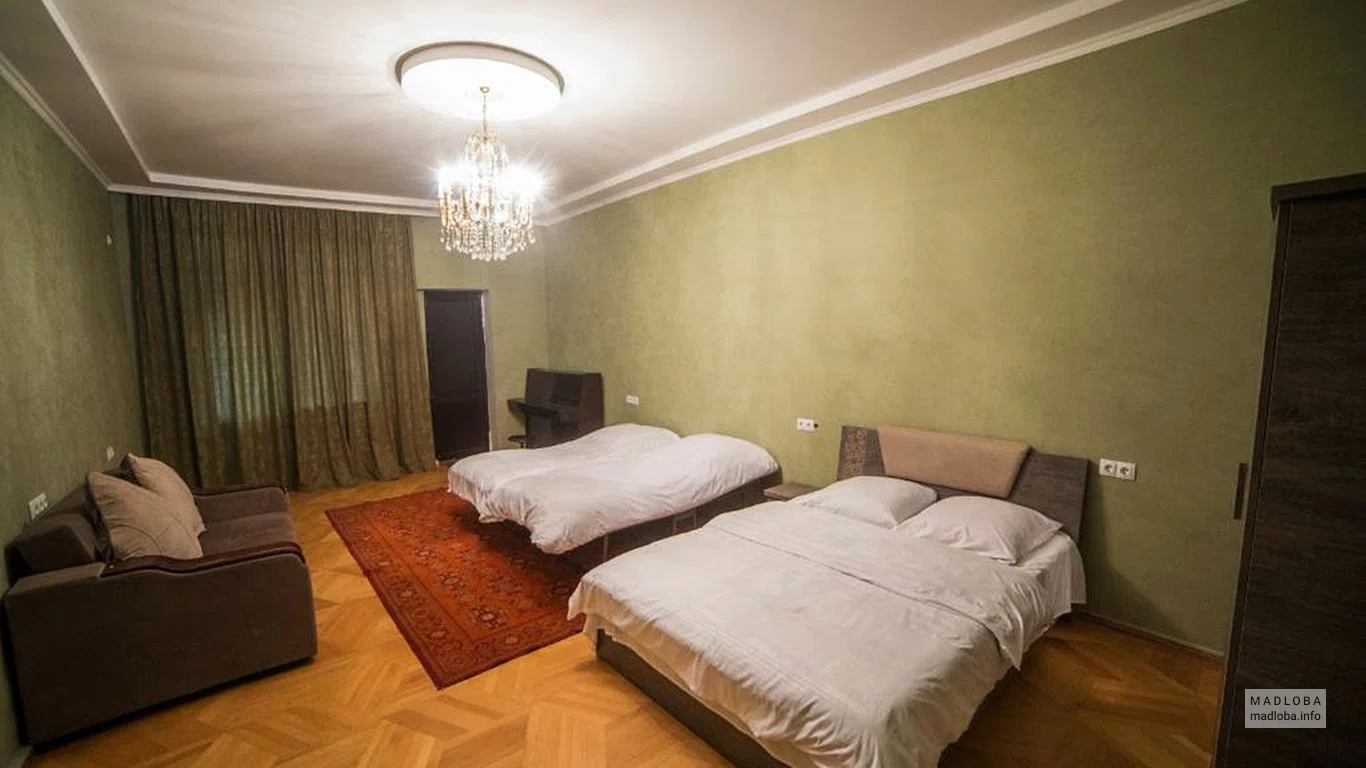 Интерьер номера с двумя кроватями в гостинице Wine House2