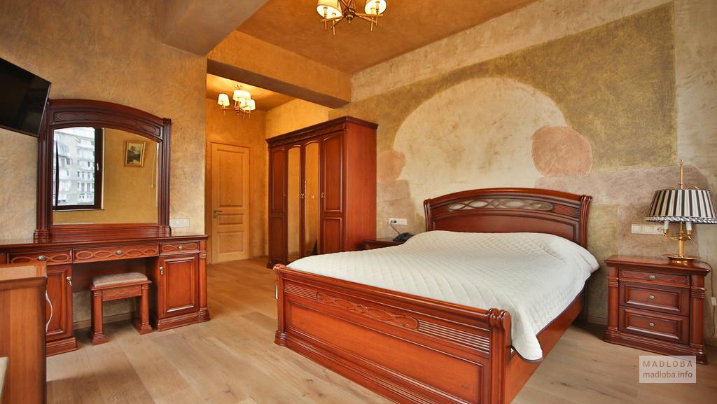 Кровать в номере Wine Palace Hotel