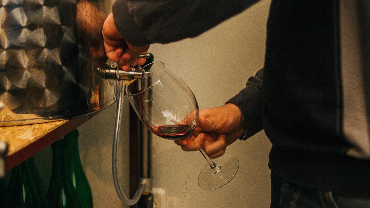 Мужчина наливает вино в Wine Room Batumi