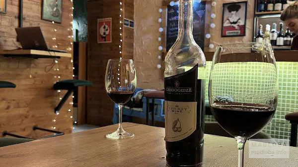 Wine Not? — уютный винный бар в столице Грузии