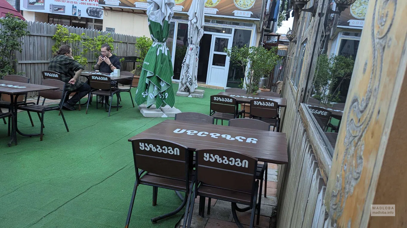 Уличные столики в ресторане Wine aroma