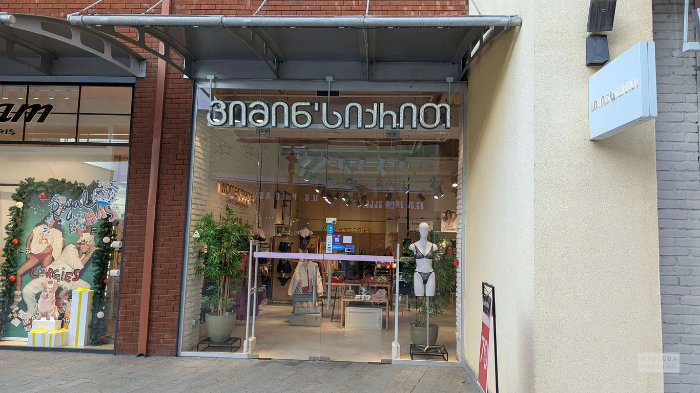 вход в магазин нижнего женского белья "Women Secret"