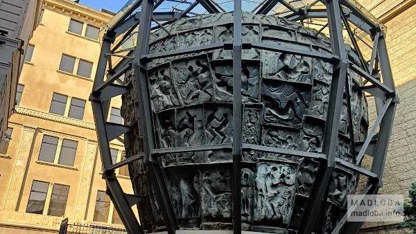 Арт-объект "Яблоко любви", скульптор Зураб Церетели в Тбилиси