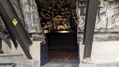 вход в Яблоко любви в Тбилиси