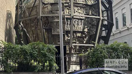 Арт-объект "Яблоко любви", скульптор Зураб Церетели