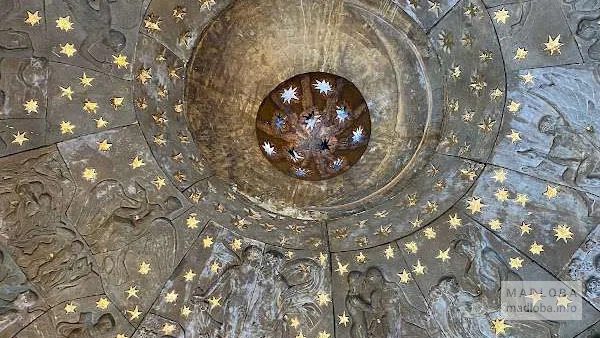 Золотые звезды на потолке арт-объекта Яблоко любви