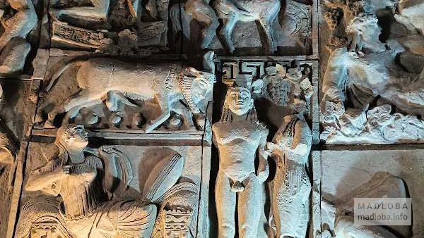 Арт-объект Яблоко любви - скульптуры людей внутри