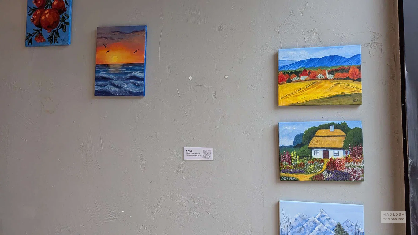 Картины на стене кофейни ZOE Coffee в Батуми