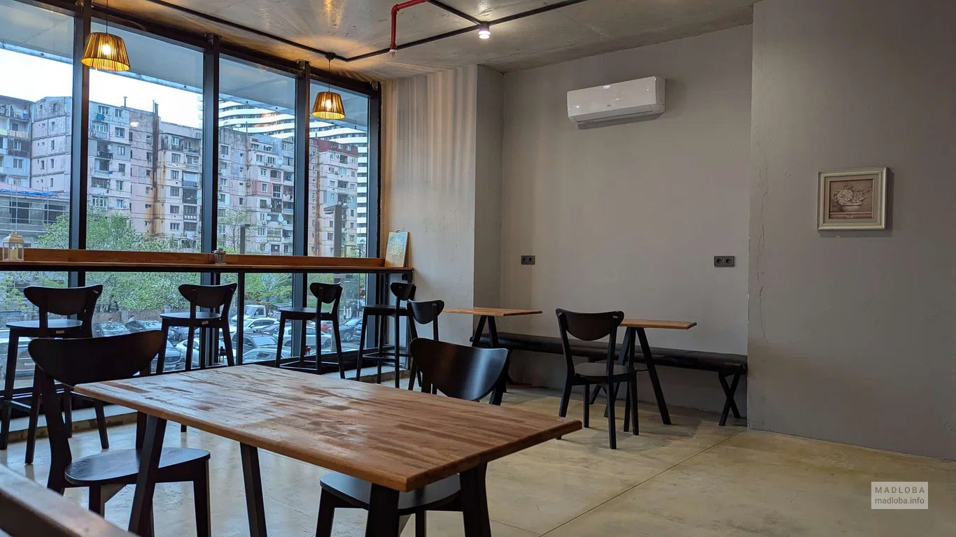 Столики в кофейне ZOE Coffee в Батуми