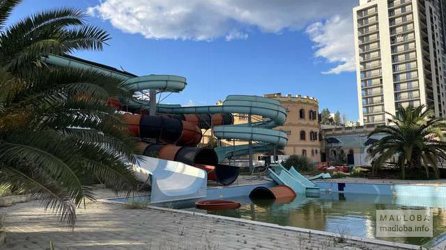 Водная пустота и ржавые горки — аквапарк, которого больше нет