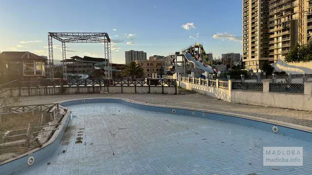 Бассейн в заброшенном аквапарке