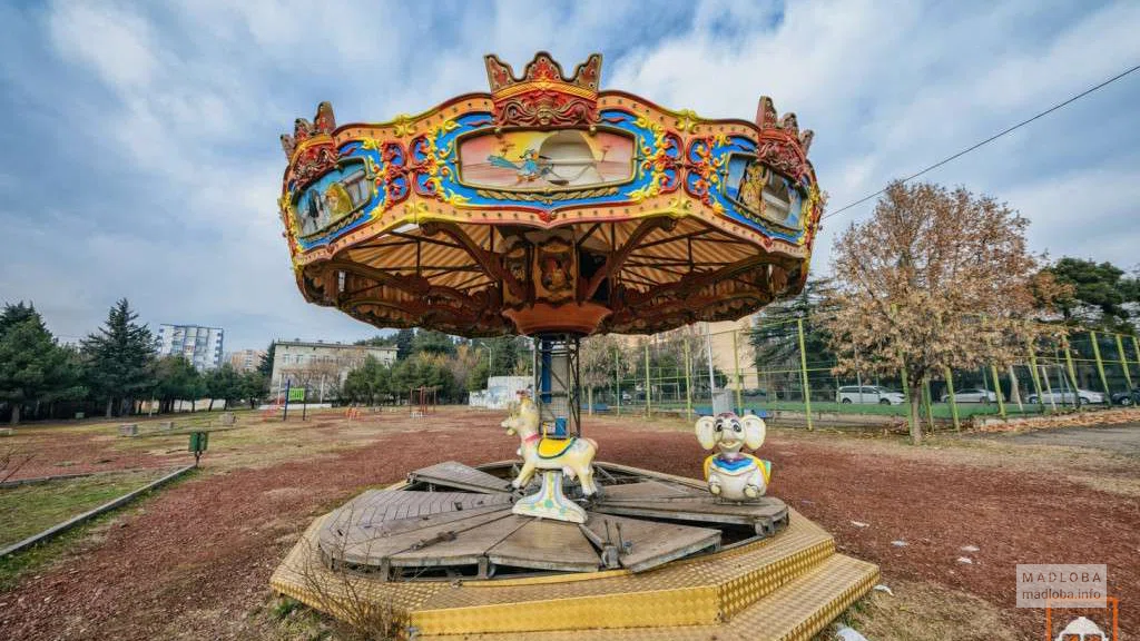 Сломанные карусели в заброшенном парке Самгори