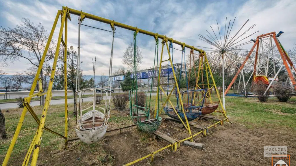 Заброшенный парк аттракционов в Самгори