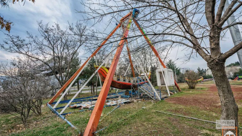 Аттракцион в заброшенном парке Сакартвелло