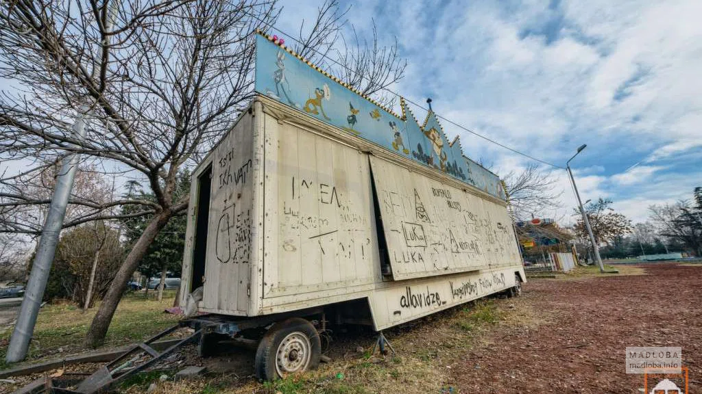 Заброшенный парк аттракционов в Тбилиси