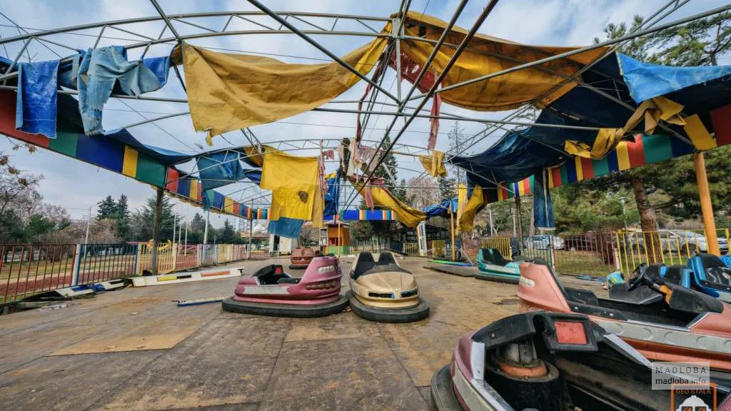 Заброшенный парк аттракционов в столице Грузии