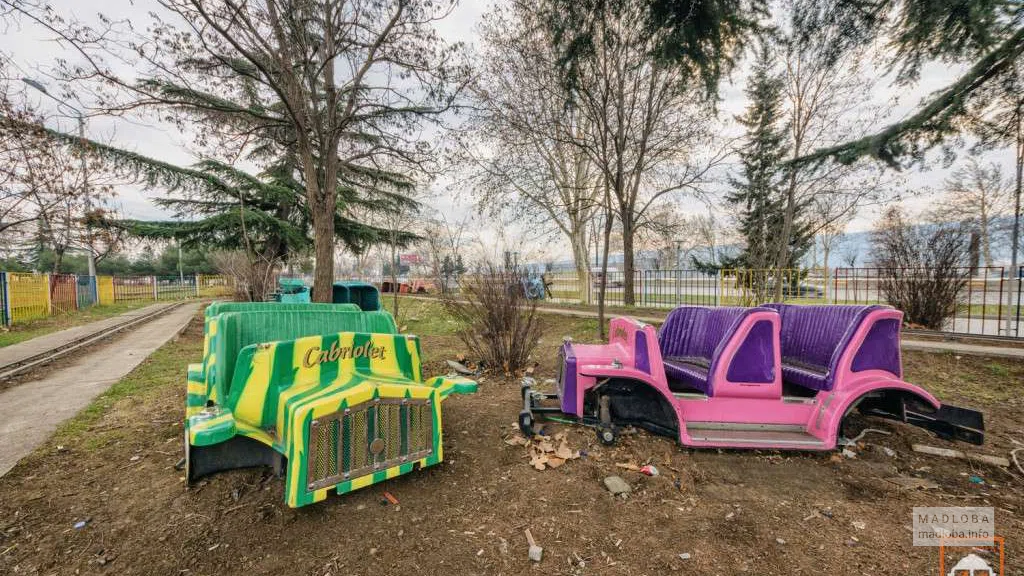 Машинки в заброшенном парке аттракционов в Тбилиси