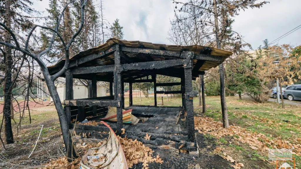 Сгоревшая беседка в парке