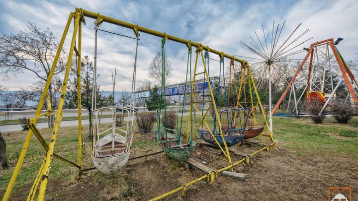 Заброшенный парк аттракционов в Самгори