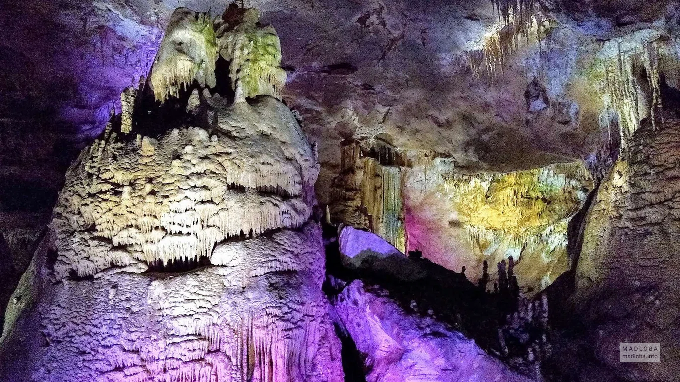 Большой сталагмит в пещере в Заповеднике Сатаплиа