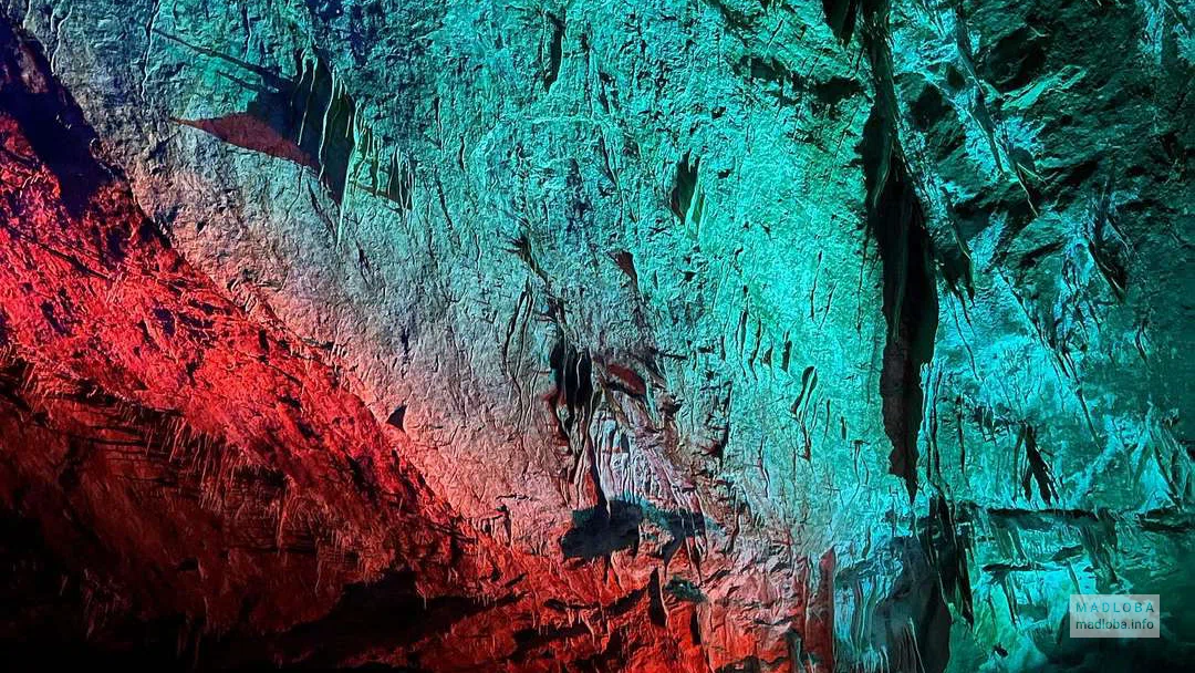 Красивая подсветка в пещере в Заповеднике Сатаплиа