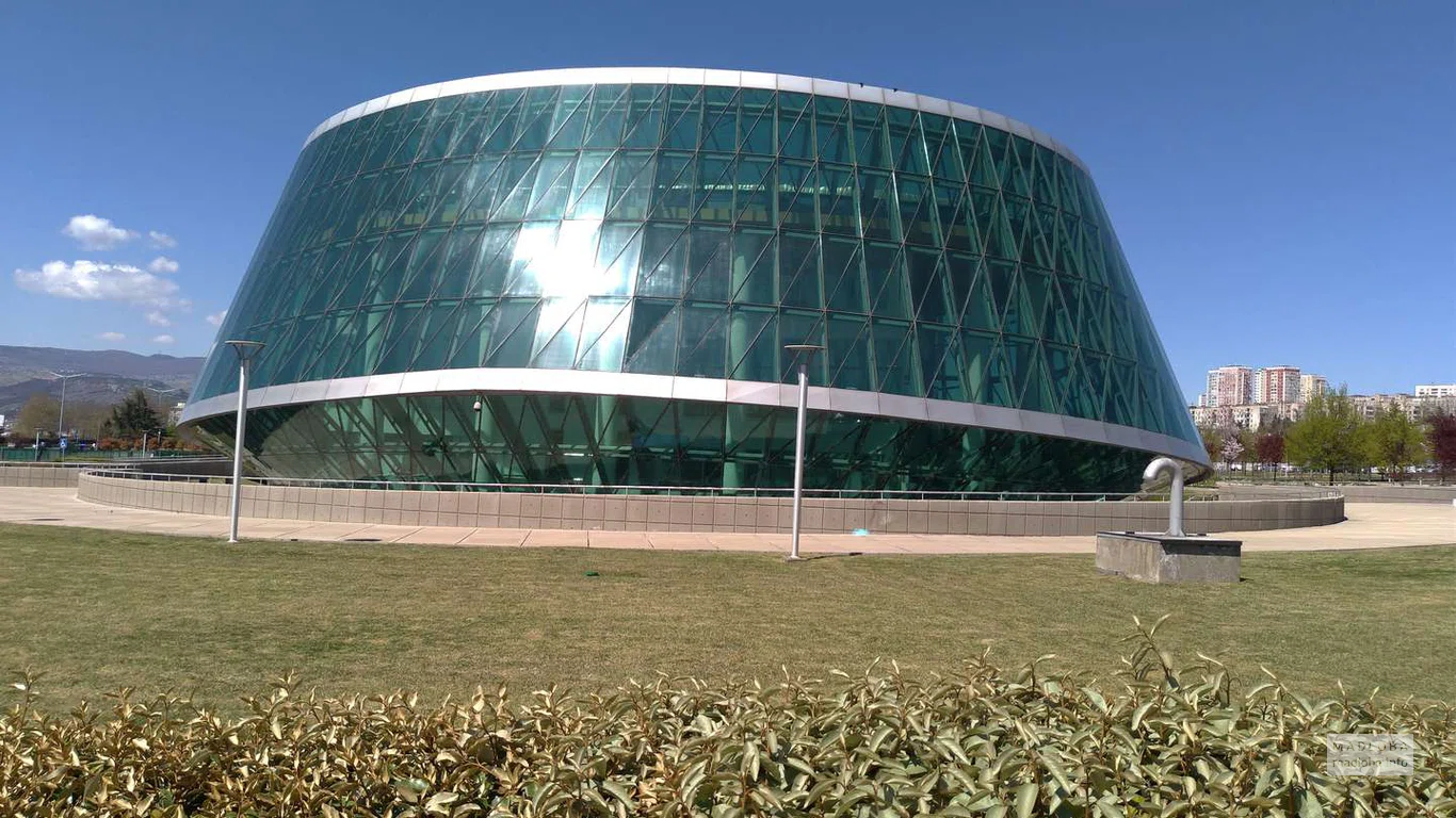 Вид сбоку на Здание МВД в Тбилиси