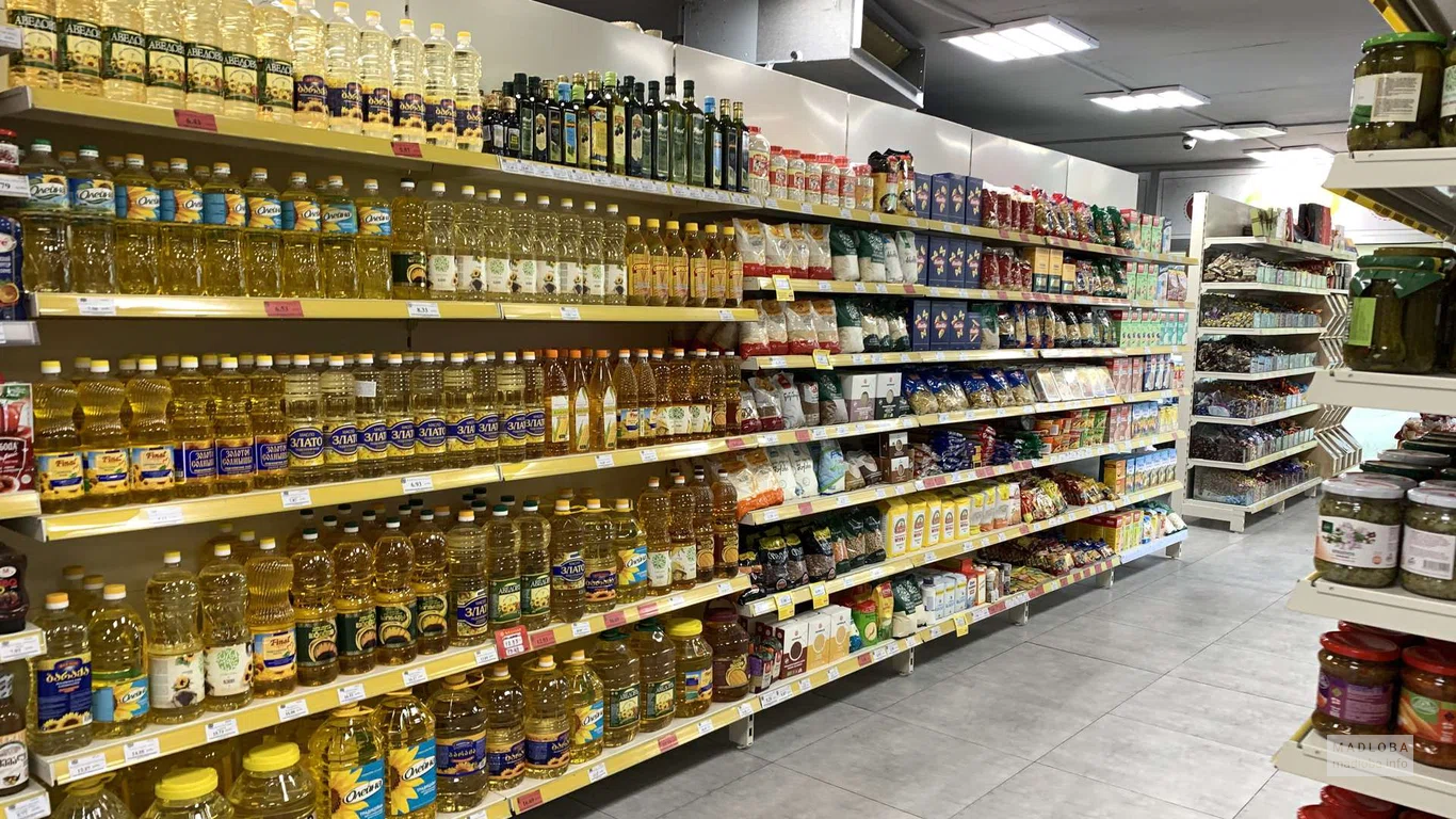Подсолнечное масло и бакалея в магазине Zgapari