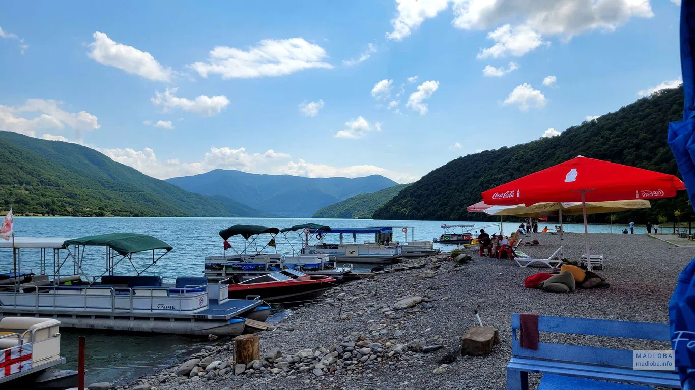 лодки и катера на Жинвальском водохранилище в Ананури