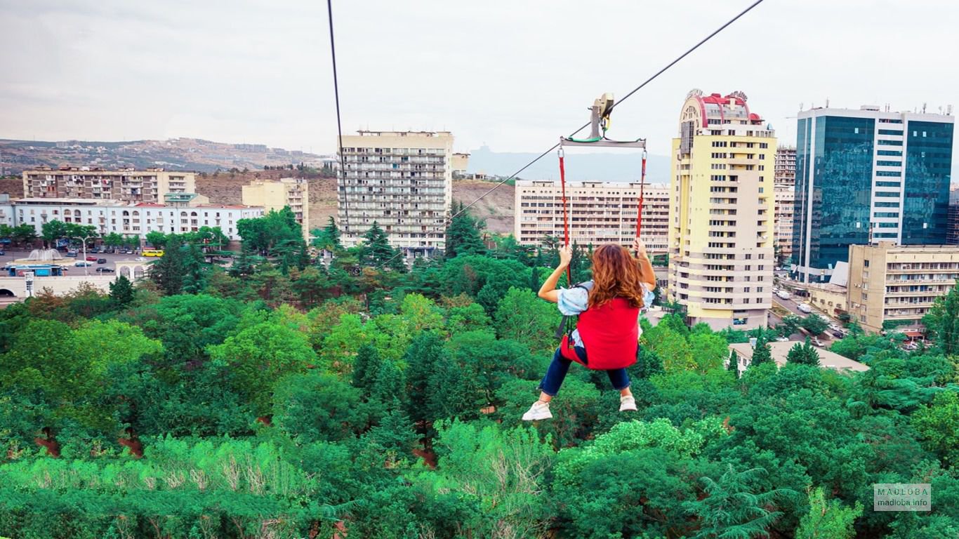 Спуск над парком в Тбилиси