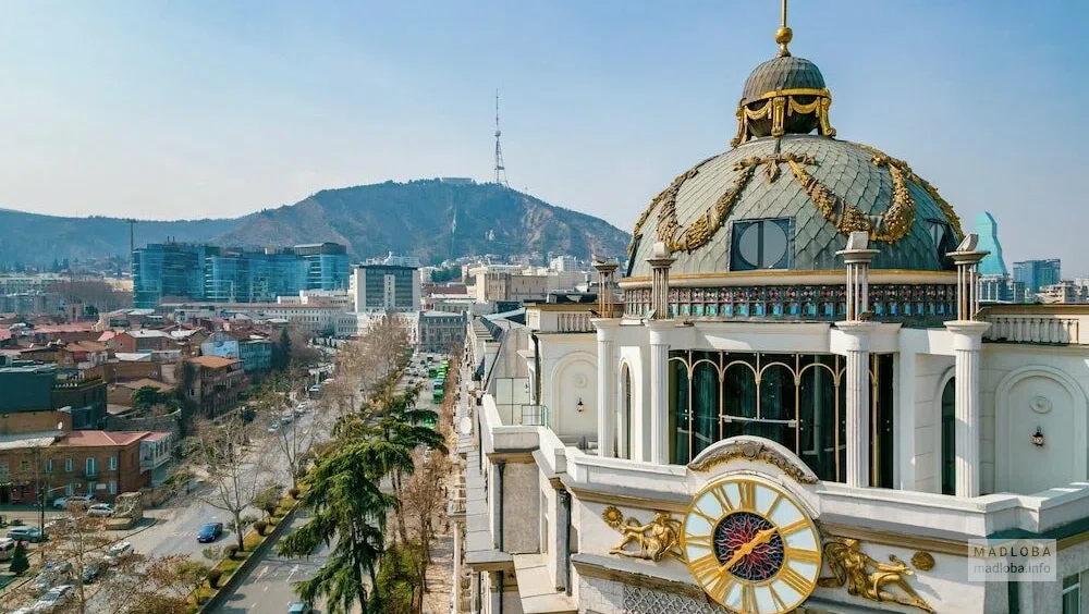 Zorba & Bond — бутик-отель 4★ в Тбилиси с видом на Мтквари, спа, завтраками и уютным интерьером