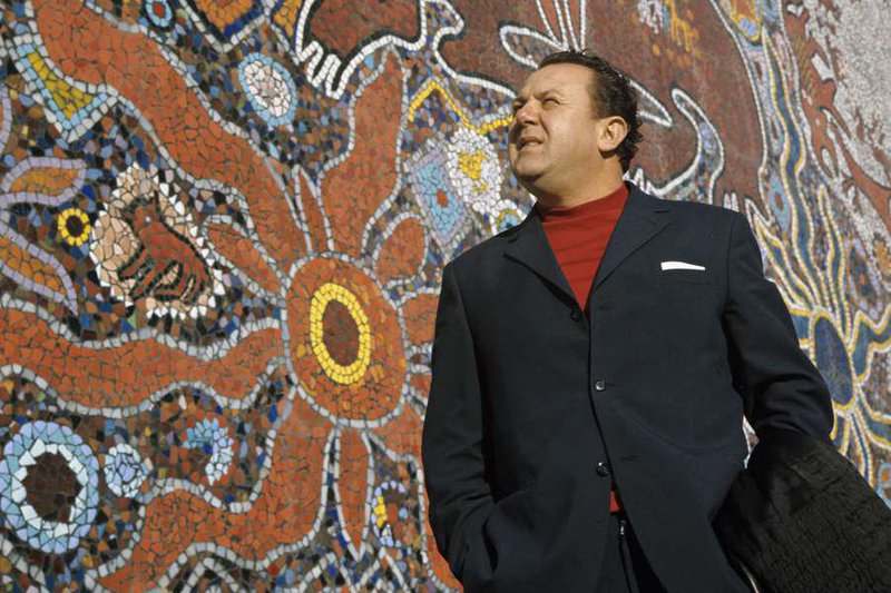 Зураб Церетели у своей работы.jpg