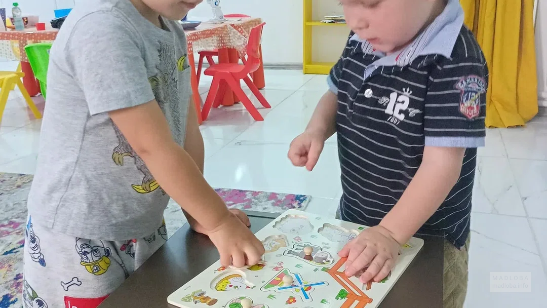 Малыши читают изучают книжку в Развивающем детском саду "Stars Batumi"