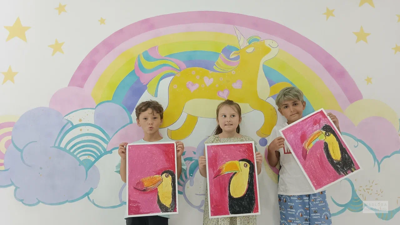 Дети со своими рисунками в Развивающем детском саду "Stars Batumi"