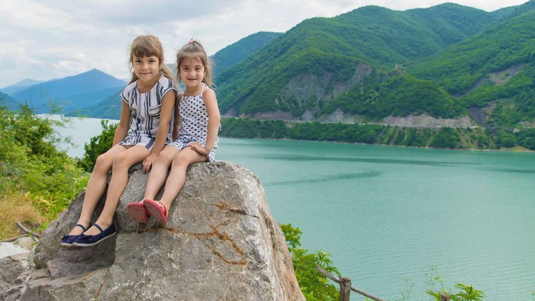 Маленькие Грузинские девочки на фоне Кавказских гор